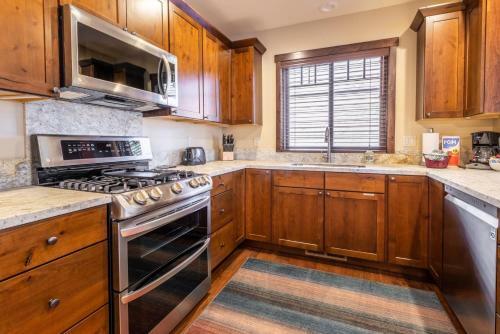 #513 Ski In Ski Out Mountainside Home