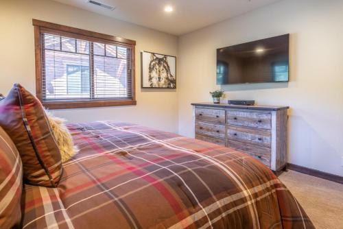 #513 Ski In Ski Out Mountainside Home