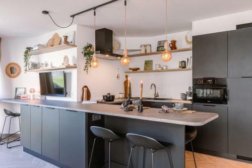 Modern Corner Apartment Within Walking Distance Of The Beach