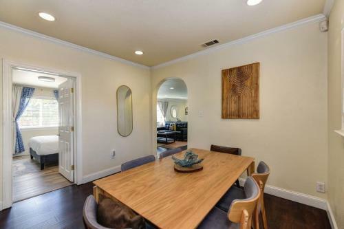 Vibrant Fab 40's Hotel Style Home East Sacramento