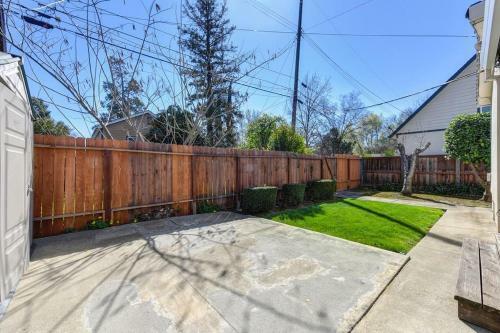 Vibrant Fab 40's Hotel Style Home East Sacramento