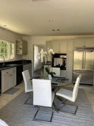 Contemporary 5 Bed- 4 Bath Beverly Hills Home