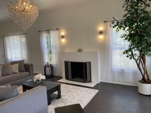 Adorable 3bd, 3ba Home In Beverly Hills