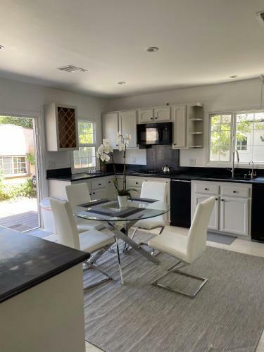 Adorable 3bd, 3ba Home In Beverly Hills