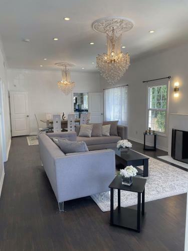 Adorable 3bd, 3ba Home In Beverly Hills
