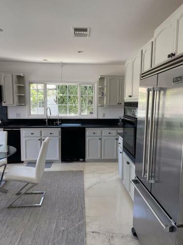 Adorable 3bd, 3ba Home In Beverly Hills