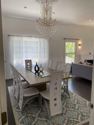 Adorable 3bd, 3ba Home In Beverly Hills