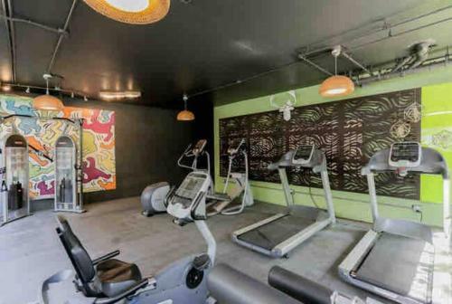 Spacious Modern Studio Apartment With Free Parking In Koreatown