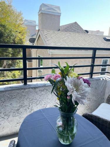 Spacious Modern Studio Apartment With Free Parking In Koreatown
