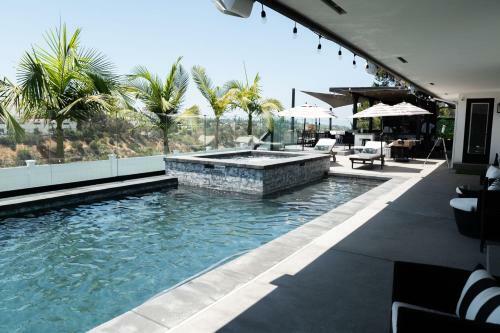 New Modern Luxury Estate - Pool, Slide, Grotto