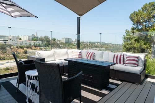 New Modern Luxury Estate - Pool, Slide, Grotto