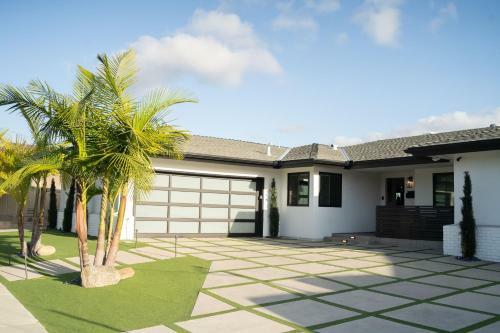 New Modern Luxury Estate - Pool, Slide, Grotto