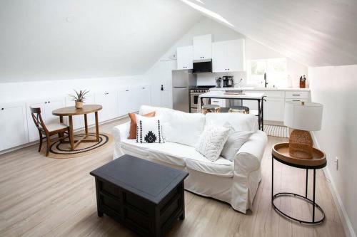 New, Custom-built, Coastal 1 Bedroom/1 Bathroom