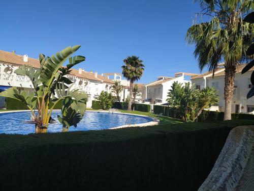 Apartamento Con Porche, Jard�n Y Piscina