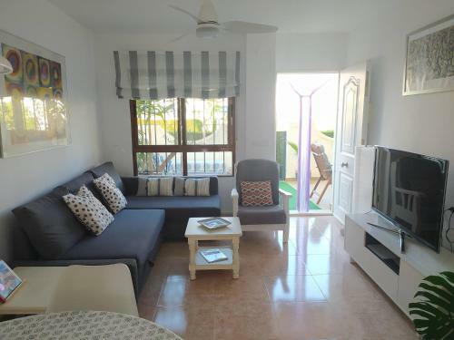 Apartamento Con Porche, Jard�n Y Piscina
