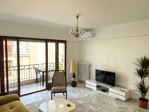 Spacious Apartment Next To The Sea