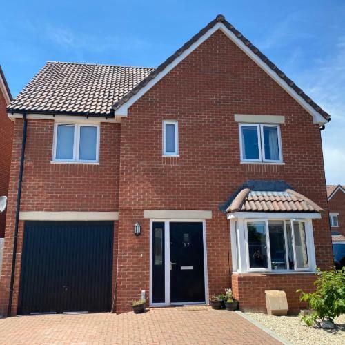 Delightful Modern 4 Bed Spacious Seaside Home.