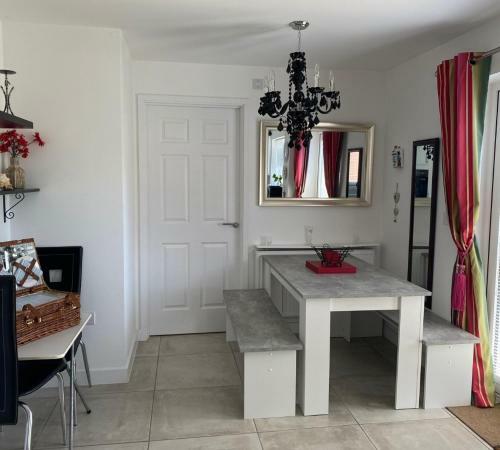 Delightful Modern 4 Bed Spacious Seaside Home.