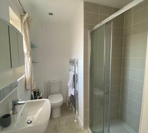 Delightful Modern 4 Bed Spacious Seaside Home.