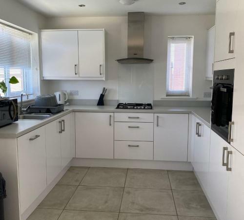 Delightful Modern 4 Bed Spacious Seaside Home.