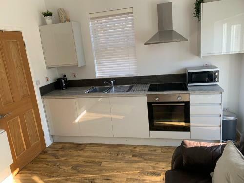 Modern 1-bed Apartment In Caldicot Self Check In