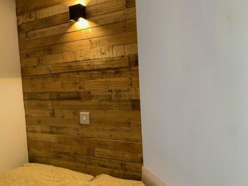 Modern 1-bed Apartment In Caldicot Self Check In