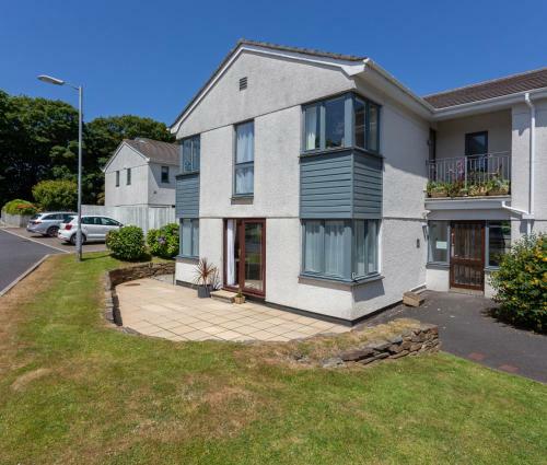 Spacious Ground Floor Apartment - Close To Beaches