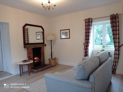 Old Hall Cottage, Sleeps 4 Dogs Welcome