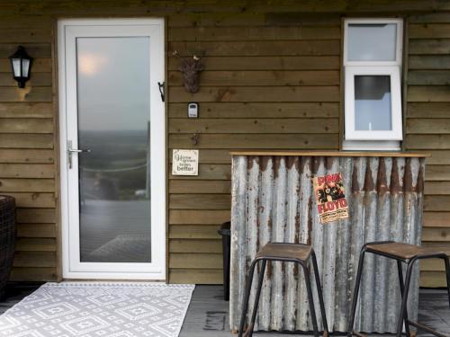 Pass The Keys Cosy Summer House With Views Across Carmarthen