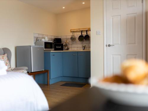 Pass The Keys Cosy Summer House With Views Across Carmarthen