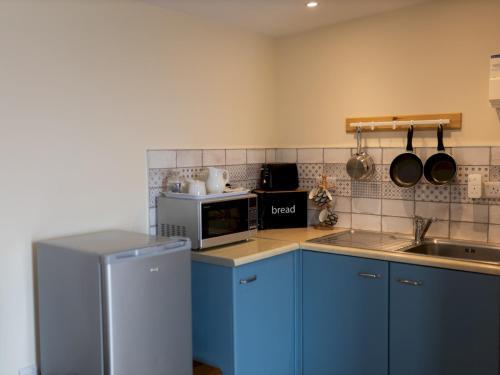 Pass The Keys Cosy Summer House With Views Across Carmarthen