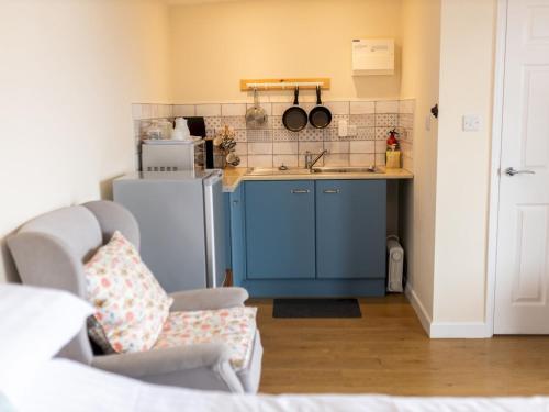 Pass The Keys Cosy Summer House With Views Across Carmarthen