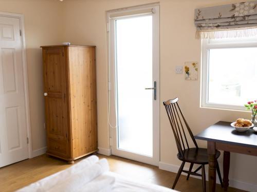 Pass The Keys Cosy Summer House With Views Across Carmarthen