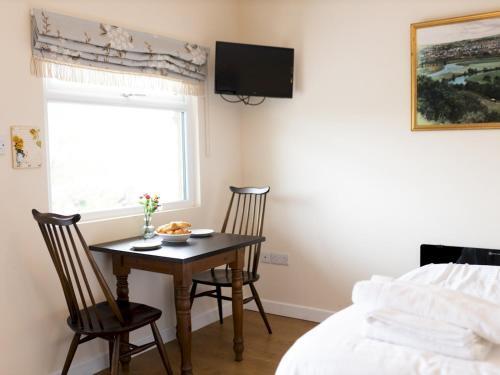 Pass The Keys Cosy Summer House With Views Across Carmarthen