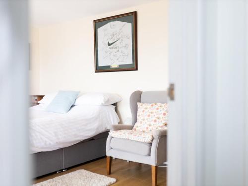 Pass The Keys Cosy Summer House With Views Across Carmarthen