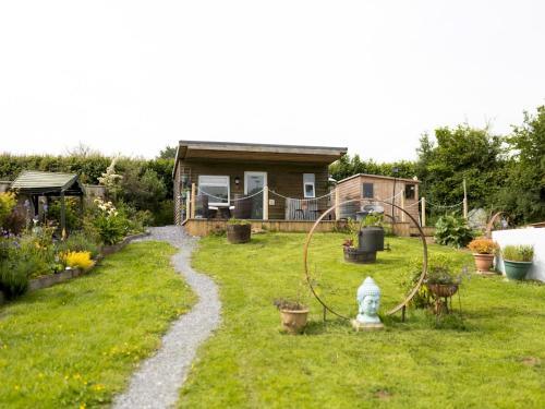 Pass The Keys Cosy Summer House With Views Across Carmarthen