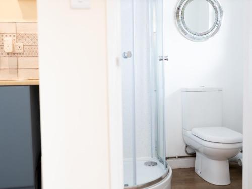 Pass The Keys Cosy Summer House With Views Across Carmarthen