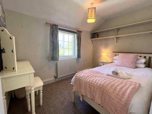 Quaint 2 Bedroom Cottage With Parking