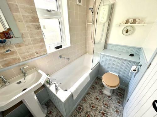 Quaint 2 Bedroom Cottage With Parking