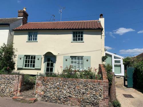 Quaint 2 Bedroom Cottage With Parking