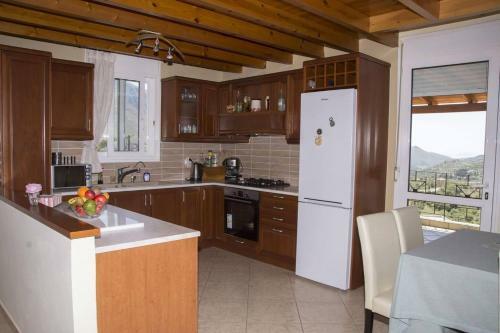 Stunning 6-bed Villa In Asomatos Rethimno