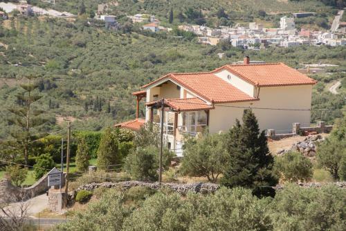 Stunning 6-bed Villa In Asomatos Rethimno