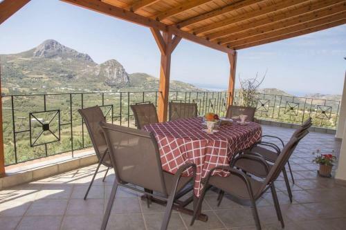 Stunning 6-bed Villa In Asomatos Rethimno