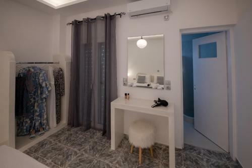 Hostal The F Suites