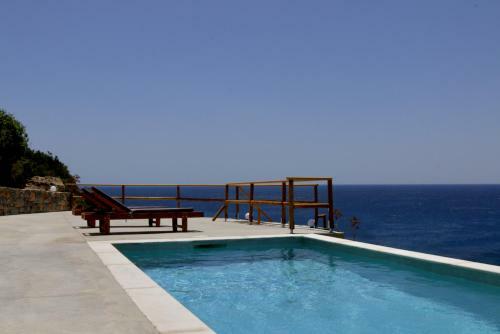 Endless Blue Beachfront Villa!