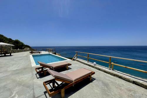 Endless Blue Beachfront Villa!