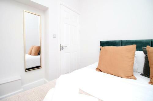 Modern 2 Bedroom Apartment - Central Location!