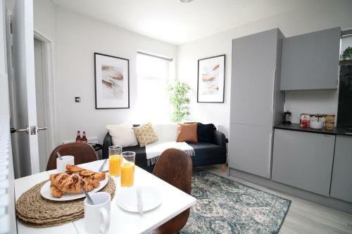 Modern 2 Bedroom Apartment - Central Location!