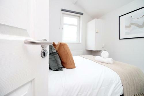 Modern 2 Bedroom Apartment - Central Location!
