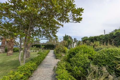Villa Beachfront Kiss - 4bdrms, Tennis Court, Pool, Bbq, Beachfront